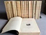 plusieurs vieux livres posés sur une table, dont un tas