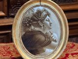 la photo d'une femme dans un cadre posé sur une table
