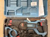 une image représentant une boîte posée par terre et contenant des outils