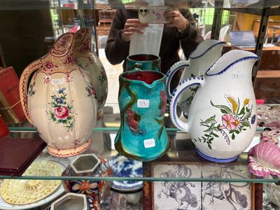 de nombreux vases exposés dans une vitrine