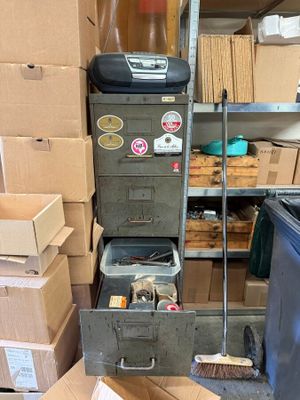 une pile de cartons empilés les uns sur les autres sur une étagère dans une pièce