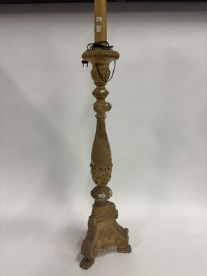 un bougeoir ancien en laiton surmonté d'une bougie