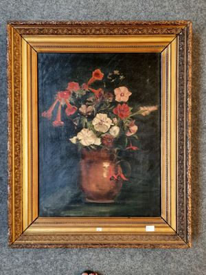 un tableau de fleurs dans un vase sur le mur