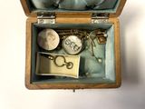 une boîte en bois contenant tout un tas d'objets