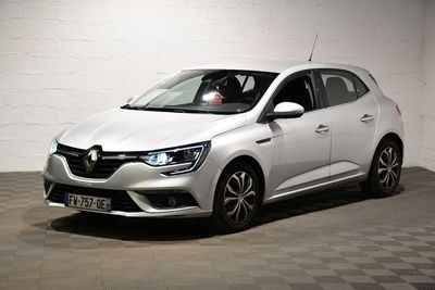 la voiture blanche est garée dans une pièce au sol en damier