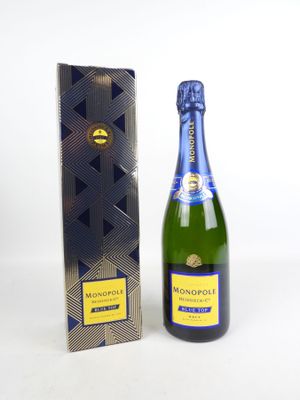 un gros plan sur une bouteille de champagne à côté d'une boîte