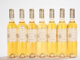six bouteilles de vin sont alignées dans une rangée