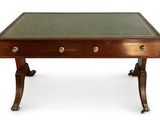 un bureau ancien avec un plateau en cuir et deux tiroirs