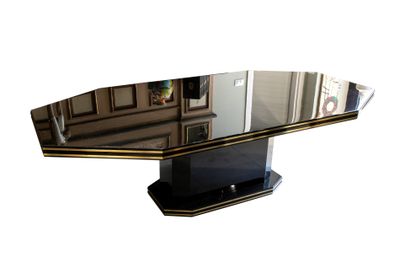 une table noire et dorée sur laquelle est posé un miroir