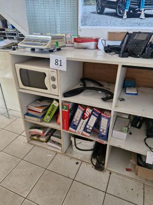 un micro-ondes et un four à micro-ondes posés sur une étagère dans une pièce