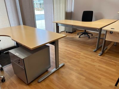 2 bureaux avec retour, 2 caissons en métal gris, 2 chaises d…