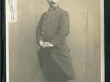 une vieille photo d'un homme en uniforme militaire