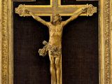 une statue de Jésus sur la croix, avec un tigre en arrière-plan