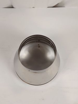 gros plan d'un objet métallique sur une surface blanche
