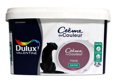 un pot de crème sur lequel est assis un chat