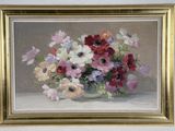 une peinture à l'huile représentant un vase de fleurs sur une table