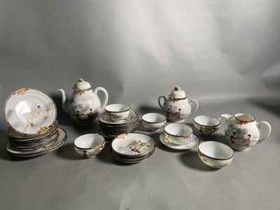 beaucoup d'assiettes et de tasses posées sur une table