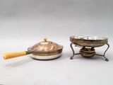 deux assiettes en métal argenté avec un manche en bois et une soucoupe