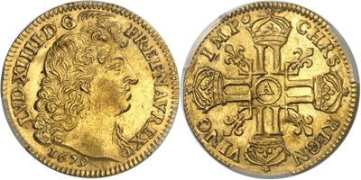 une pièce d'or avec une croix au recto et une couronne au verso