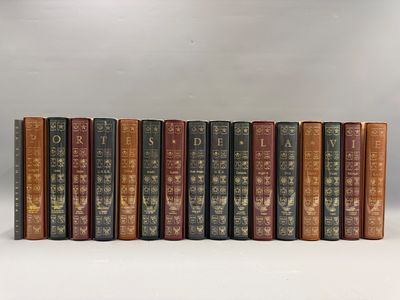 les livres sont alignés sur une surface blanche