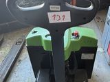 un chariot élévateur vert et noir garé dans un garage