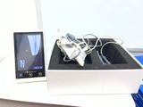 une boîte contenant un téléphone portable et un chargeur