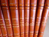 les livres sont empilés les uns sur les autres sur une étagère