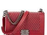 un sac à bandoulière Chanel en cuir matelassé rouge, avec des finitions argentées