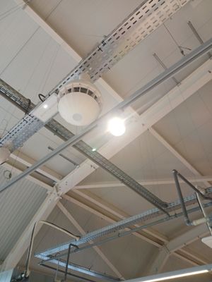 une lampe suspendue au plafond d'un immeuble