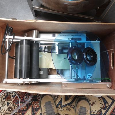 une boîte contenant une machine, posée sur un tapis