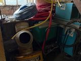 une photo d'une chambre en désordre, encombrée d'objets