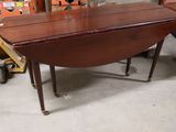 une table placée au milieu d'une pièce