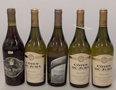 six bouteilles de vin sont alignées sur une table