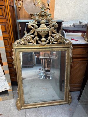 un miroir posé sur le sol devant une commode