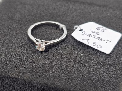 une bague sertie d'un diamant et un pendentif sur lequel est gravé un prénom