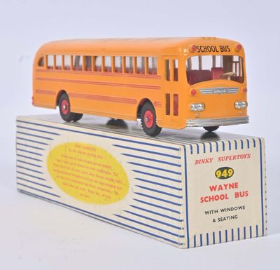 un bus jouet posé sur le dessus d'une boîte