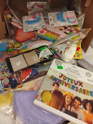 une boîte remplie de jouets et de livres posée sur une table