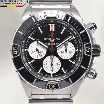 Gros plan sur une montre à cadran noir