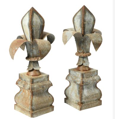 deux vases en métal empilés l'un sur l'autre