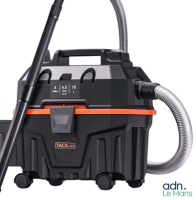 un gros plan d'un aspirateur noir et orange muni d'un tuyau