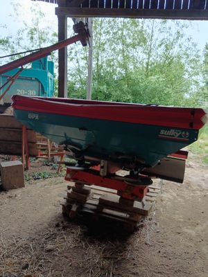 un bateau rouge et bleu posé sur une palette