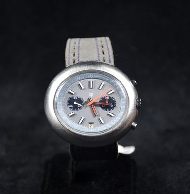 gros plan d'une montre sur une surface noire