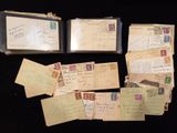 quelques vieilles lettres et enveloppes sont posées sur une surface noire