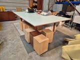 une table sur laquelle se trouvent plusieurs boîtes