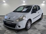 la photo d'une petite voiture blanche garée dans un garage