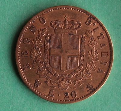 Gros plan sur une pièce de monnaie portant des armoiries