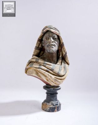 statue d'un homme portant un foulard sur la tête
