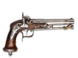 un gros plan d'un pistolet sur un fond blanc avec un fond blanc