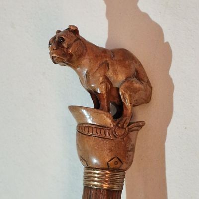 une statue représentant un chat assis sur un vase