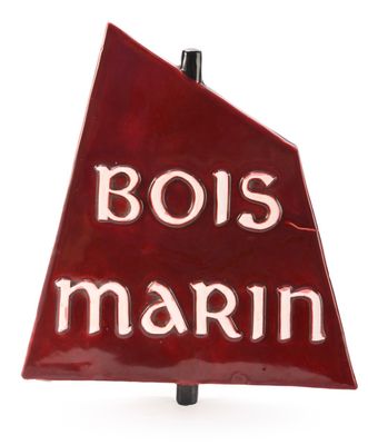 une photo d'un panneau rouge sur lequel on peut lire « boiss marinn »